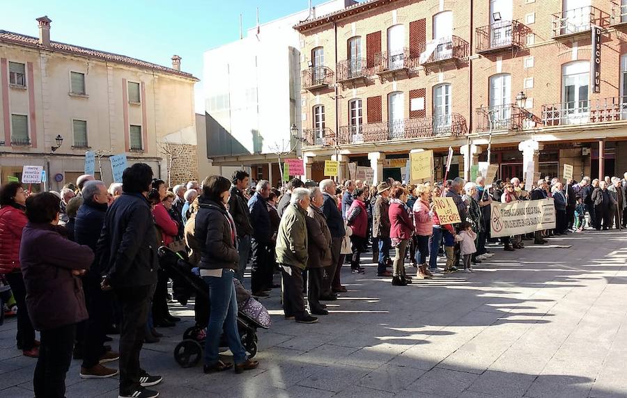 Cerca de un millar de personas han gritado en Salas de los Infantes contra la supresión de una plaza de médico en el centro de salud de este municipio, algo que afecta a los 55 pueblos de esta Zona Básica de Salud.