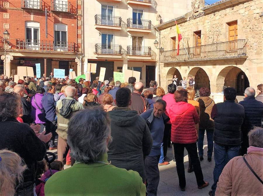 Cerca de un millar de personas han gritado en Salas de los Infantes contra la supresión de una plaza de médico en el centro de salud de este municipio, algo que afecta a los 55 pueblos de esta Zona Básica de Salud.