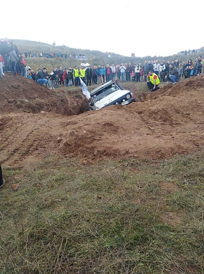 Cerca de 600 personas se han acercado hoy a Cardeñadijo para disfrutar con la destreza de una treintena de todoterrenos