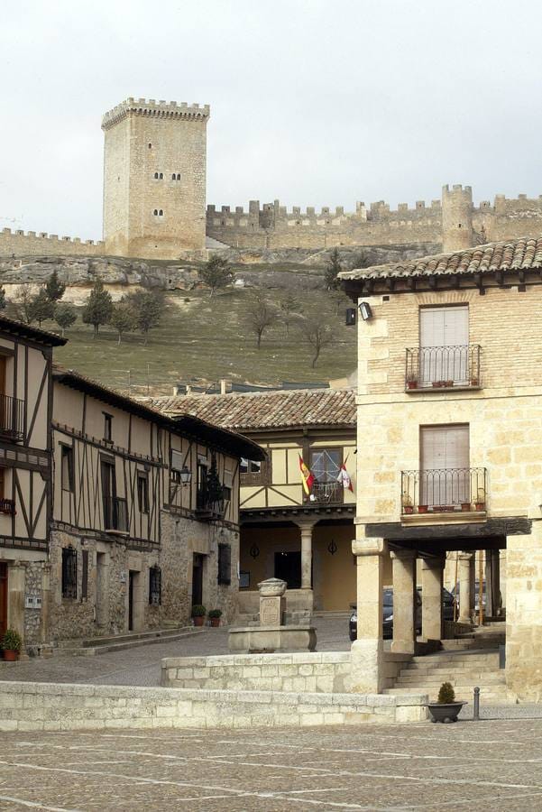 Peñaranda de Duero. Conjunto Histórico desde 1974, su casco histórico aglutina monumentos de arquitectura popular castellana. La Plaza Mayor, o Plaza de los Duques de Peñaranda, se consolida en el siglo XVI con la construcción del Palacio y la Colegiata por parte de los Terceros Condes de Peñaranda. Destaca también el castillo en la parte más elevada del cerro.