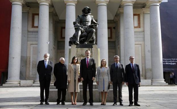 Imagen principal - Los Reyes, durante la inauguración este lunes de la exposición 'Museo del Prado 1819-2019. Un lugar de memoria'.