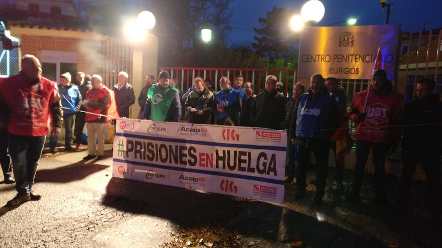 Desde las 7:30 horas los funcionarios de prisiones se han manifestado a las puertas de la cárcel. 