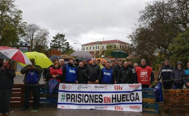 El grupo de trabajadores se ha reunido en la entrada del centro penitenciario burgalés a las 07:30 horas