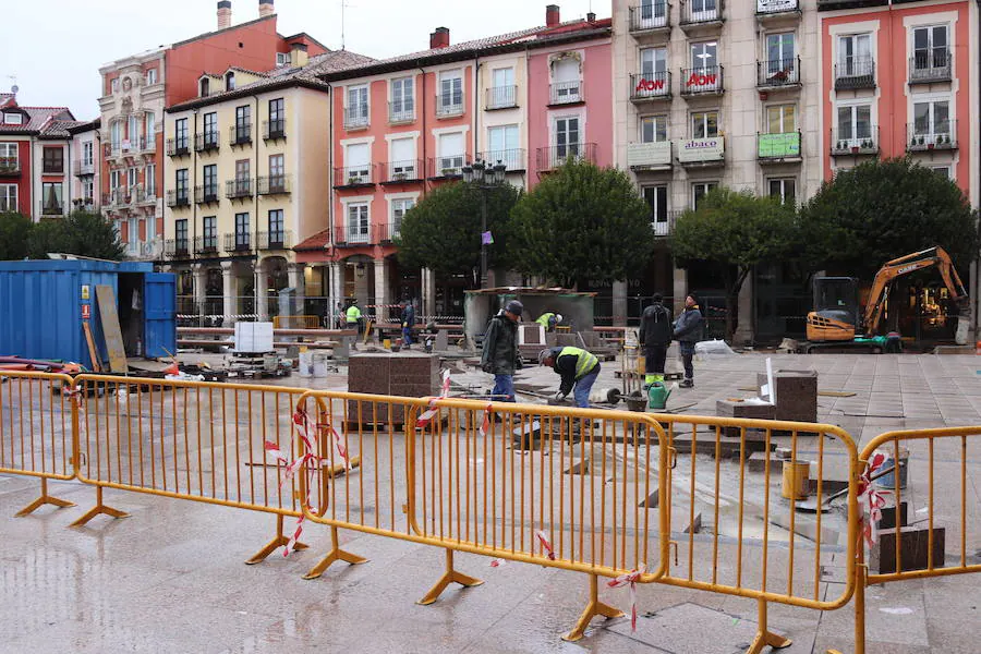 Las obras en la Plaza Mayor avanzan a buen ritmo. Están próximas a su finalización pero queda pendiente la intervención en uno de los soportales laterales que podría aplazarse hasta pasada la Navidad