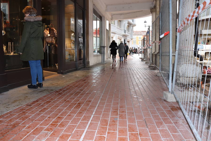 Las obras en la Plaza Mayor avanzan a buen ritmo. Están próximas a su finalización pero queda pendiente la intervención en uno de los soportales laterales que podría aplazarse hasta pasada la Navidad