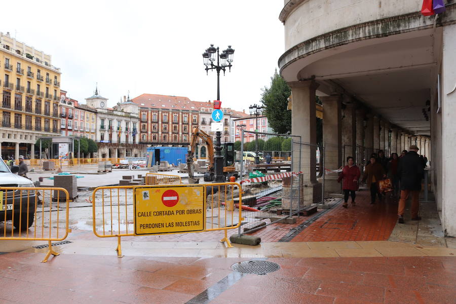 Las obras en la Plaza Mayor avanzan a buen ritmo. Están próximas a su finalización pero queda pendiente la intervención en uno de los soportales laterales que podría aplazarse hasta pasada la Navidad