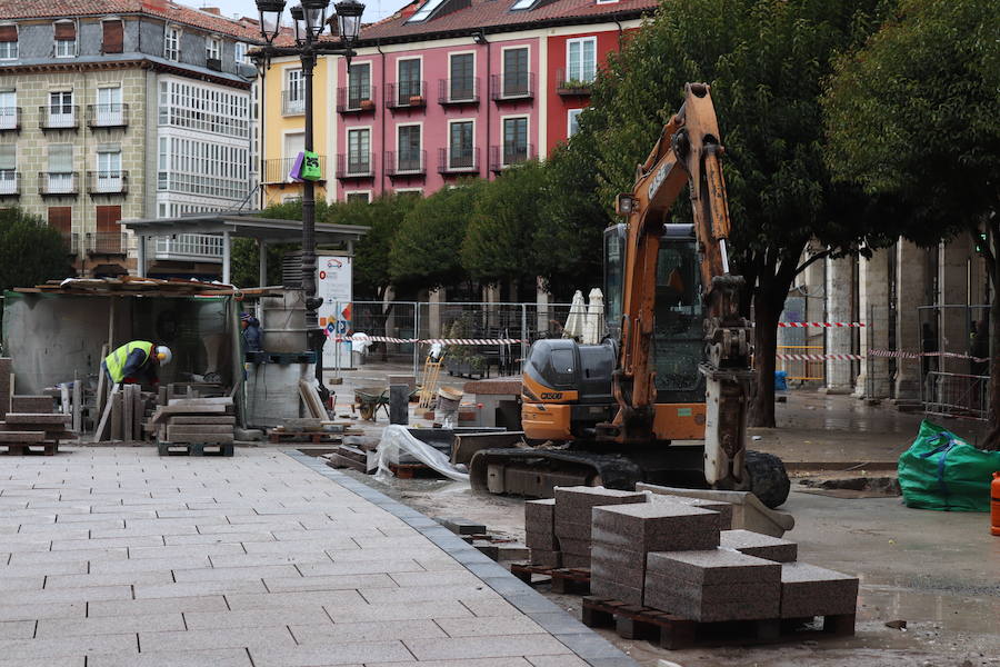 Las obras en la Plaza Mayor avanzan a buen ritmo. Están próximas a su finalización pero queda pendiente la intervención en uno de los soportales laterales que podría aplazarse hasta pasada la Navidad