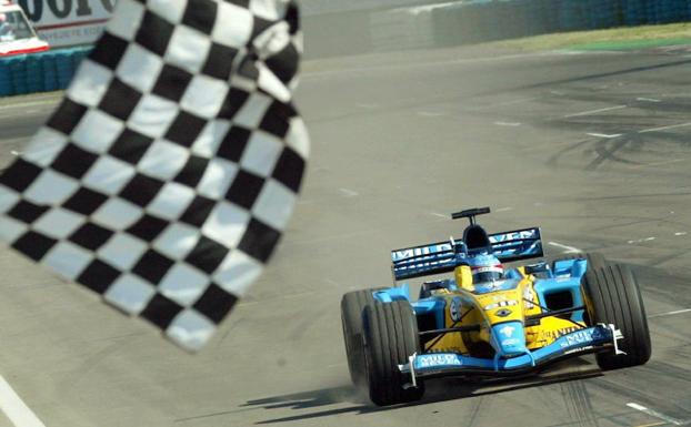 El Renault de Fernando Alonso cruza victorioso la meta en Hungaroring, donde logró su primera victoria en F1. 