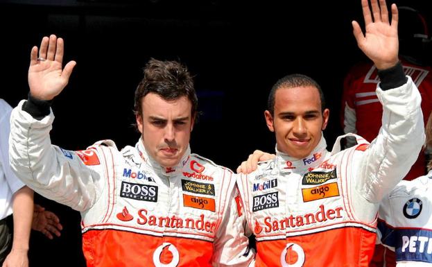 Fernando Alonso y Lewis Hamilton, tras la sesión de clasificación del Gran Premio de Hungría de 2007. 