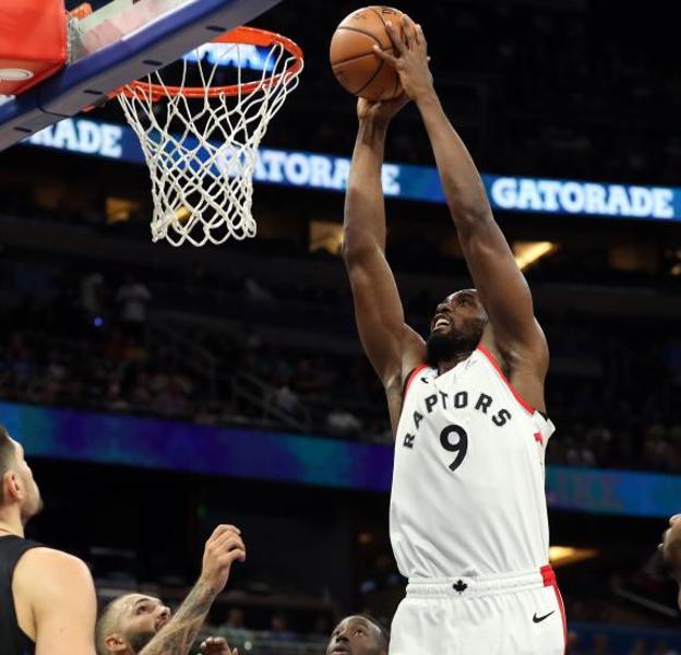 Serge Ibaka ejecuta un mate. 