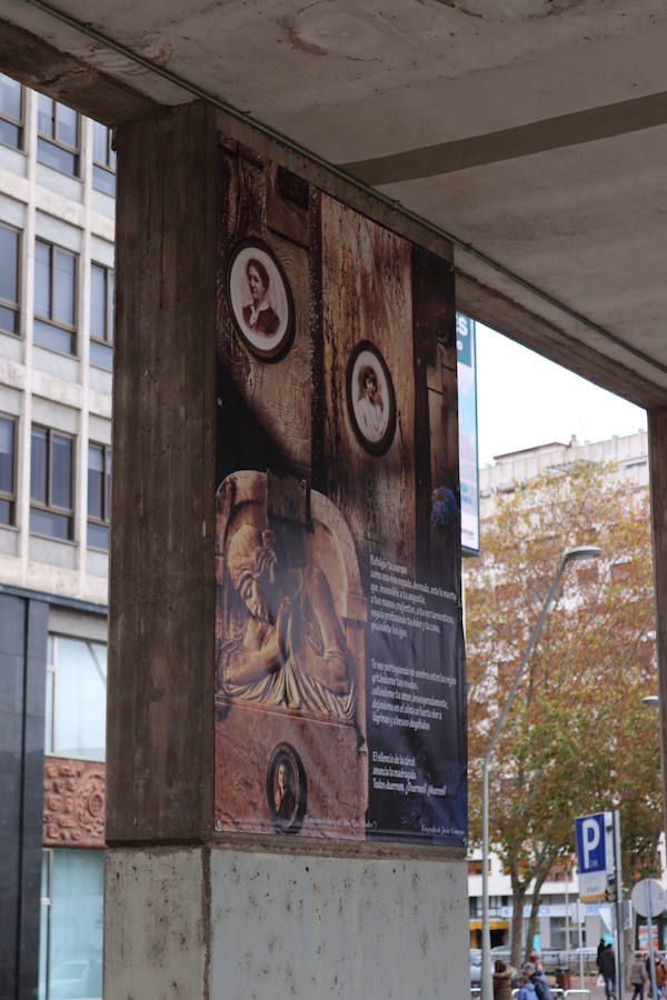 Los soportales de la plaza de España sirven de caballete para la exposición fotográfica de Javier Contreras y Ángel Herraiz, en la que ilustran 22 poemas