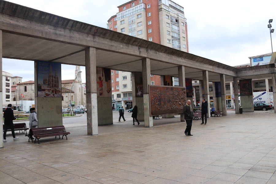 Los soportales de la plaza de España sirven de caballete para la exposición fotográfica de Javier Contreras y Ángel Herraiz, en la que ilustran 22 poemas