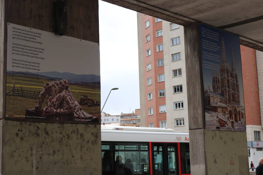 Los soportales de la plaza de España sirven de caballete para la exposición fotográfica de Javier Contreras y Ángel Herraiz, en la que ilustran 22 poemas