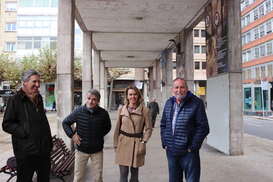 Los soportales de la plaza de España sirven de caballete para la exposición fotográfica de Javier Contreras y Ángel Herraiz, en la que ilustran 22 poemas