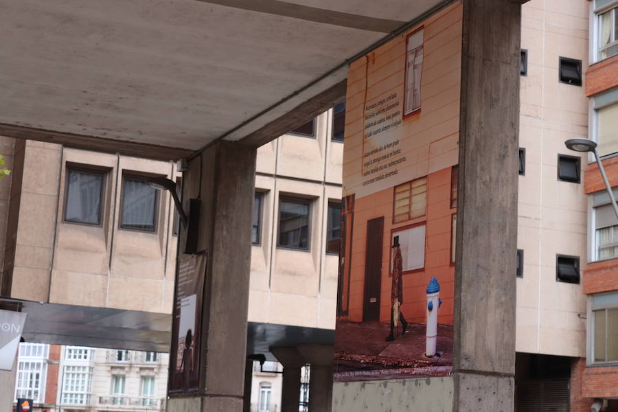 Los soportales de la plaza de España sirven de caballete para la exposición fotográfica de Javier Contreras y Ángel Herraiz, en la que ilustran 22 poemas