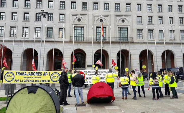 Trabajadores de la AP1 manifestándose frente el Ministerio de Fomento, en Madrid. 