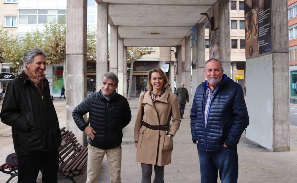 Los fotógrafos Ángel Herraiz y Javier Contreras, junto a Lorena de la Fuente, inauguran la muestra.