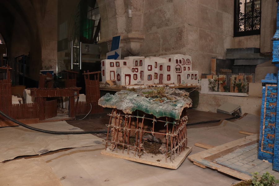 El claustro bajo de la Catedral está lleno de cajas y mesas. Los militares llevan varias semanas preparando su belén de 400 metros cuadrados, que se abrirá al público el 13 de diciembre.