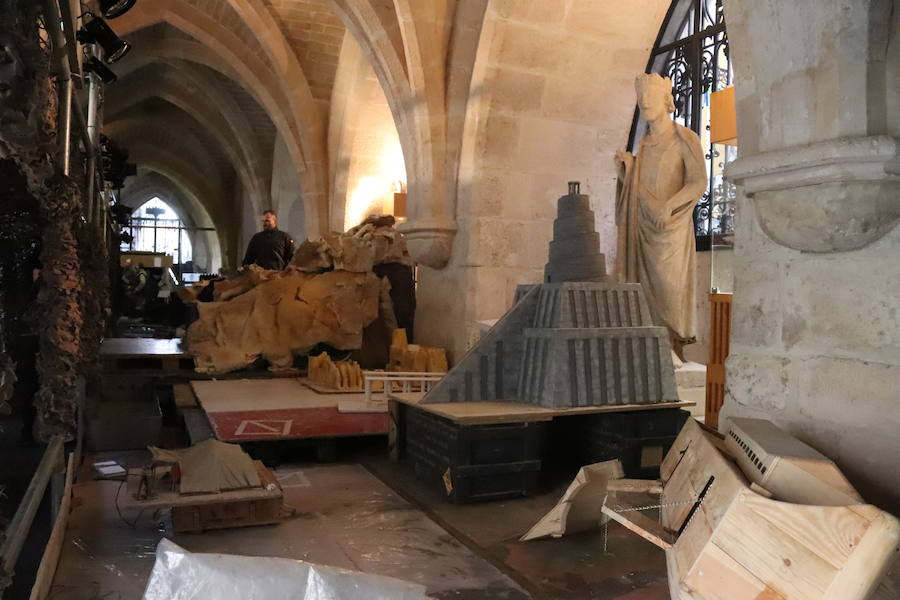 El claustro bajo de la Catedral está lleno de cajas y mesas. Los militares llevan varias semanas preparando su belén de 400 metros cuadrados, que se abrirá al público el 13 de diciembre.