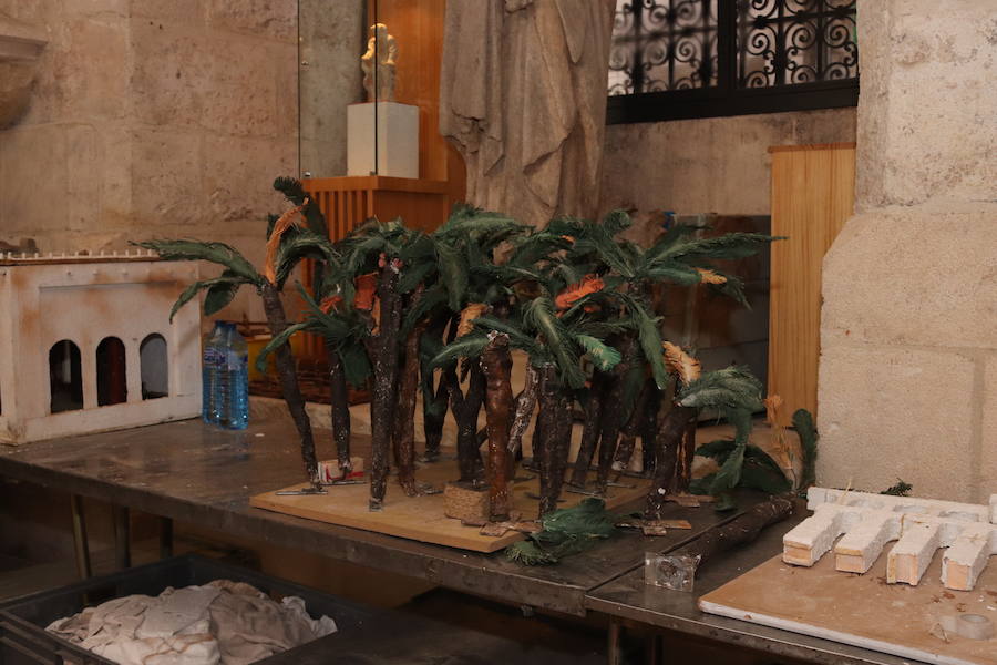 El claustro bajo de la Catedral está lleno de cajas y mesas. Los militares llevan varias semanas preparando su belén de 400 metros cuadrados, que se abrirá al público el 13 de diciembre.