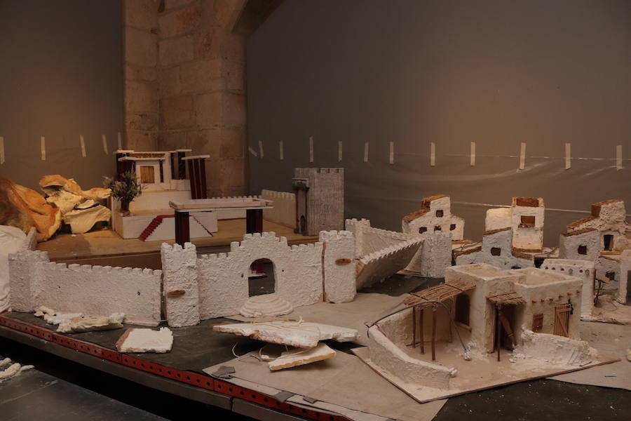 El claustro bajo de la Catedral está lleno de cajas y mesas. Los militares llevan varias semanas preparando su belén de 400 metros cuadrados, que se abrirá al público el 13 de diciembre.