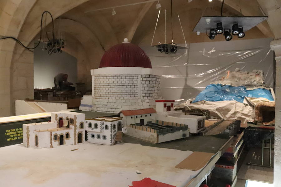 El claustro bajo de la Catedral está lleno de cajas y mesas. Los militares llevan varias semanas preparando su belén de 400 metros cuadrados, que se abrirá al público el 13 de diciembre.
