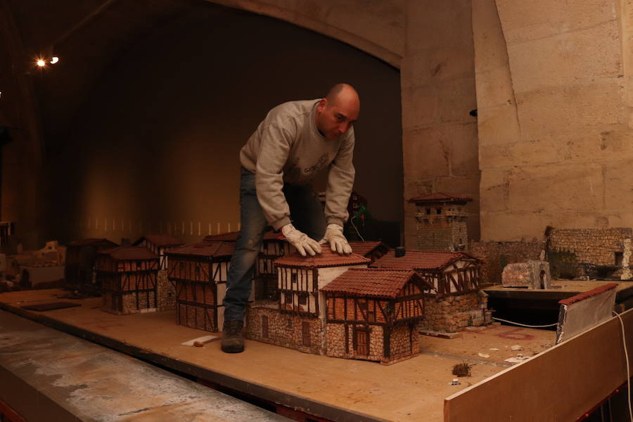 El claustro bajo de la Catedral está lleno de cajas y mesas. Los militares llevan varias semanas preparando su belén de 400 metros cuadrados, que se abrirá al público el 13 de diciembre.