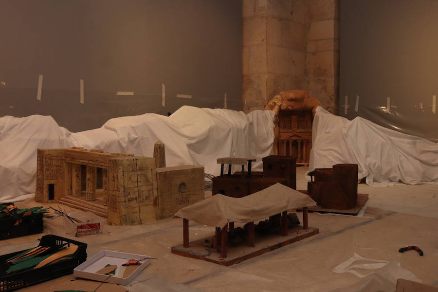 El claustro bajo de la Catedral está lleno de cajas y mesas. Los militares llevan varias semanas preparando su belén de 400 metros cuadrados, que se abrirá al público el 13 de diciembre.