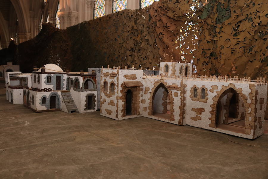 El claustro bajo de la Catedral está lleno de cajas y mesas. Los militares llevan varias semanas preparando su belén de 400 metros cuadrados, que se abrirá al público el 13 de diciembre.