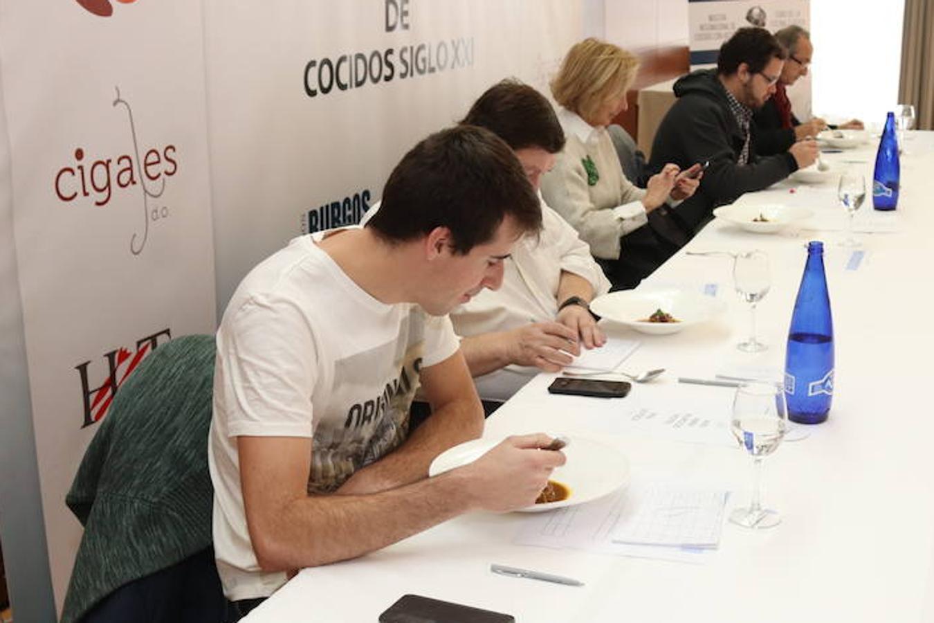 El certamen gastronómico 'Burgos entre cucharas' incluye por primera vez el Campeonato de España 'Cocidos del siglo XXI' en el que han participado siete cocineros.