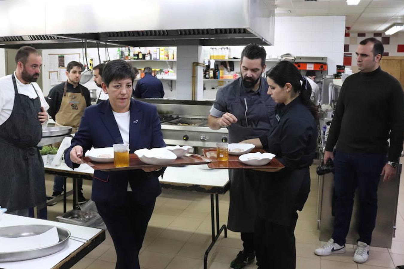 El certamen gastronómico 'Burgos entre cucharas' incluye por primera vez el Campeonato de España 'Cocidos del siglo XXI' en el que han participado siete cocineros.