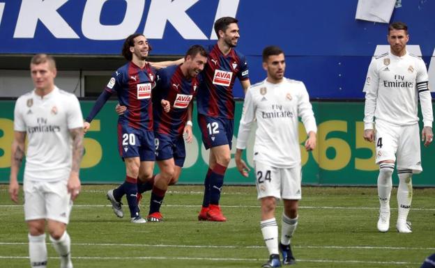 Los futbolistas del Eibar celebran uno de los tantos. 