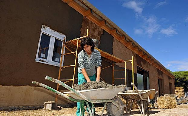Una mujer trabaja en la primera granja de pollos ecológicos que se levanta en Aldea de San Miguel, Valladolid. 