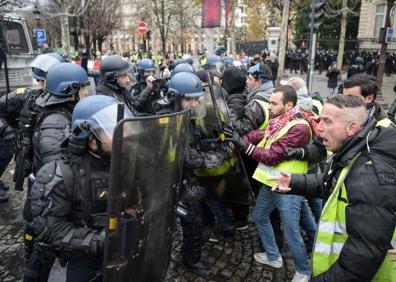 Imagen secundaria 1 - Nuevos enfrentamientos entre la Policía y los &#039;chalecos amarillos&#039; en París