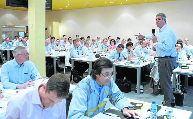 De los Mozos se dirige a la reunión de jefes de planta de la Alianza Nissan-Renault en Valladolid, en septiembre de 2015.