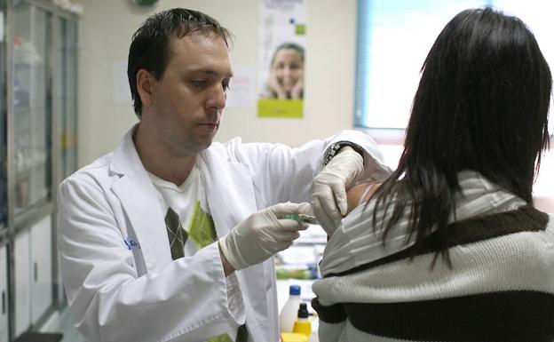 Una joven se vacuna contra el papiloma humano en el centro de salud de Casa del Barco, en Valladolid. ::