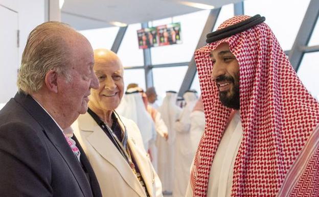 Don Juan Carlos saluda a Mohamad bin Salman, príncipe heredero de Arabia Saudí.