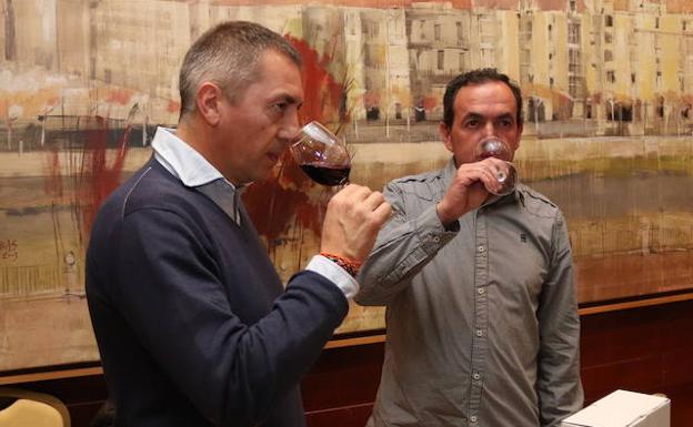Dos personas catan un vino de la Ribera del Duero.