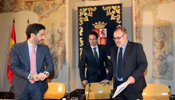 El consejero de Educación, Fernando Rey, asiste a la presentación del estudio'Orientación profesional y formación dual'. Hacia un modelo integrado para el empleo juvenil. En la imagen, junto al presidente del Instituto de Empresa Familiar, César Pontvianne (I)