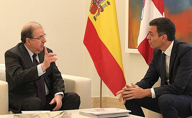El presidente de la Junta de Castilla y León, Juan Vicente Herrera, se reúne con el presidente del Gobierno, Pedro Sánchez. 