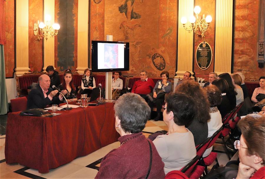 El escritor José María Peridis Pérez, autor del libro 'La luz y el misterio de las catedrales', ha participado en Burgos en la segunda edición de los 'Encuentros literarios históricos'. Peridis ha arrojado luz sobre los misterios de las siete principales catedrales de España.