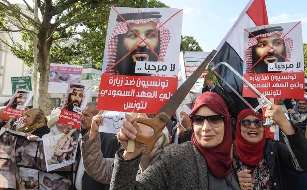 Mujeres tunecinas exhiben sierras y carteles en rechazo a la visita al país del príncipe heredero saudí, Mohamed bin Salmán.