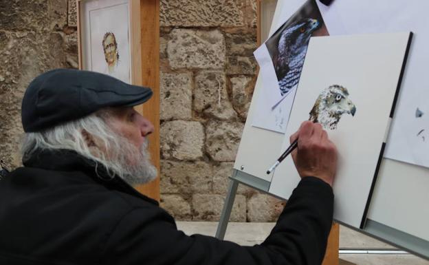 El ilustrador Suso Cubeiro, dibujando un azor en el monasterio de San Juan.