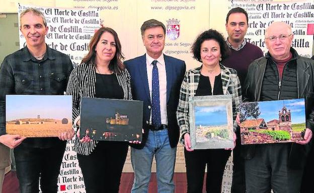 El presidente de la Diputación y el delegado comercial de El Norte, con los ganadores. 