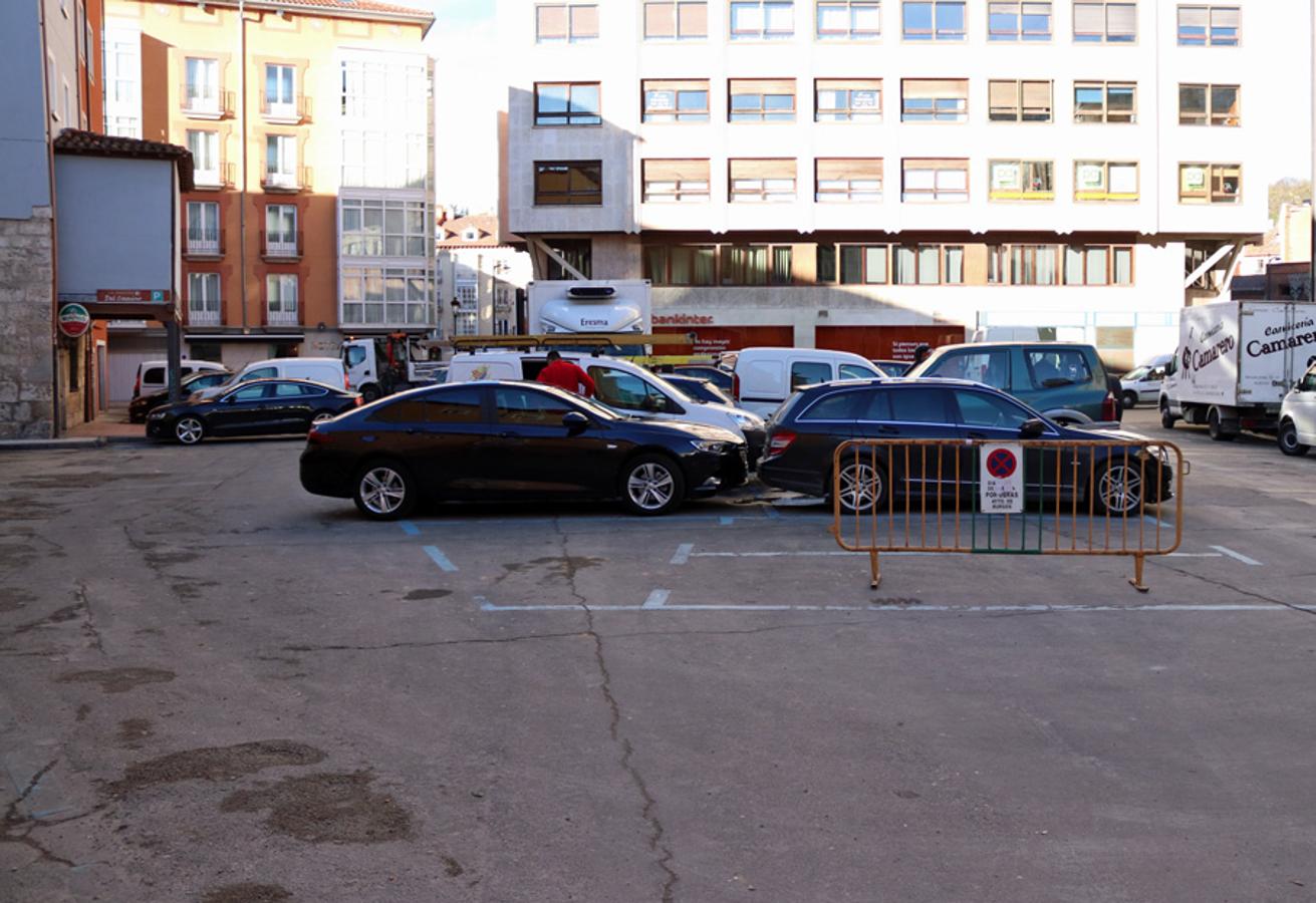 Avanza la obra en Hortelanos. Los adoquines van ganando espacio al asfalto, que desaparecerá por completo en la zona más estrecha de la plaza.