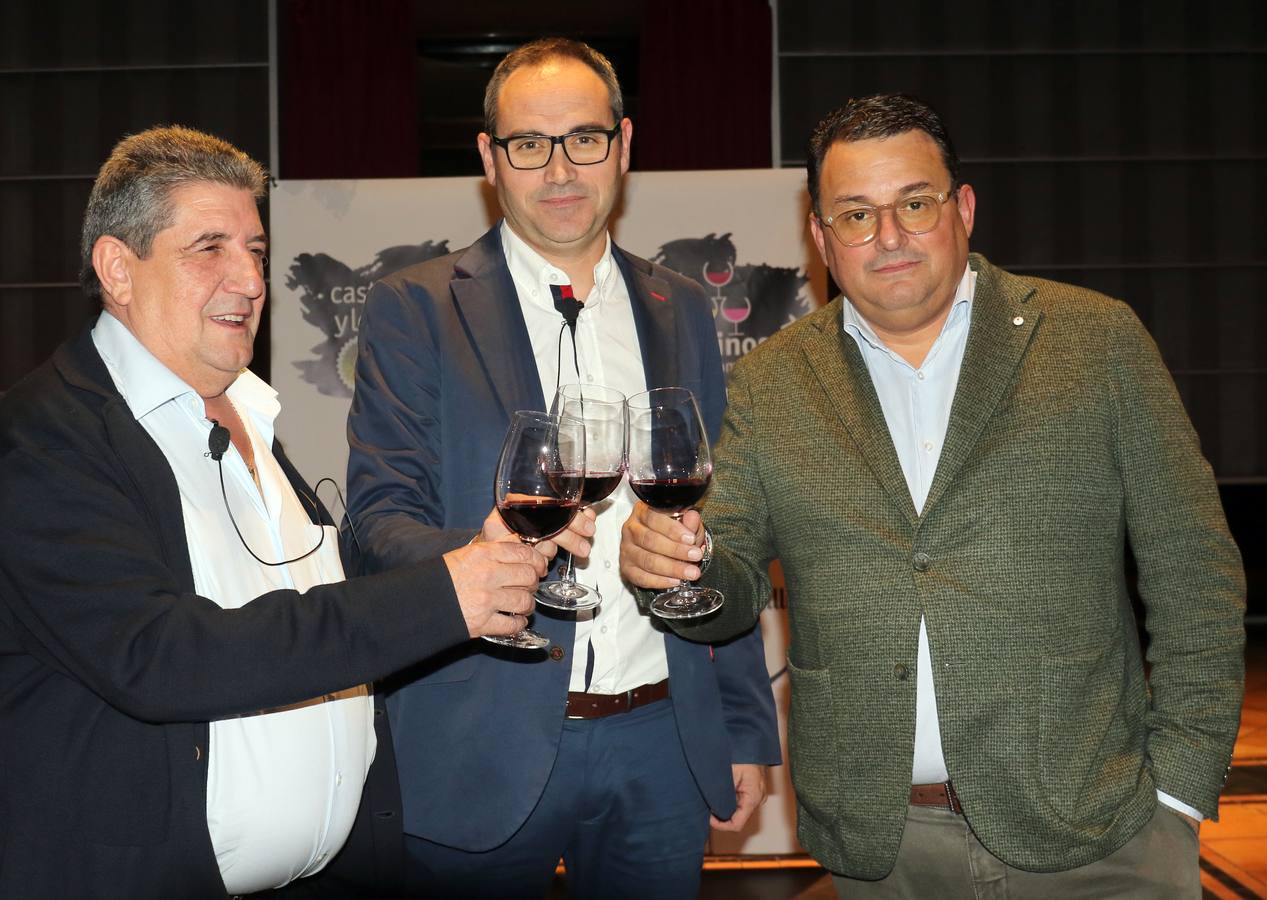 Los invitados probaron en primicia un blanco de Rueda y tres tintos de Ribera del Duero