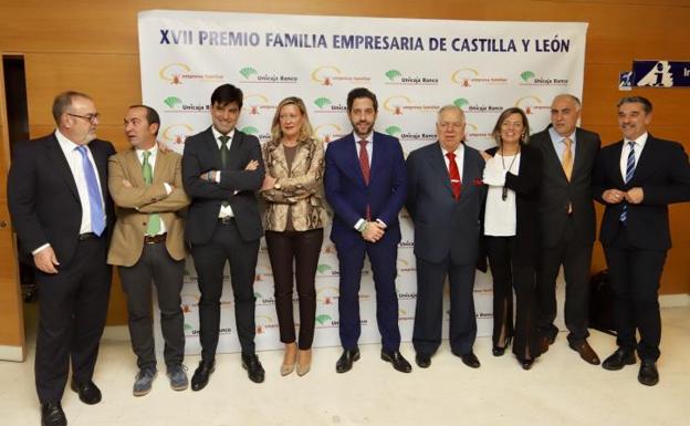 Las consejeras de Agricultura y Economía, Milagros Marcos y Pilar del Olmo, y el consejero de Educación, junto a los patrocinadores y premiados en el XVII premio Familia Empresaria de Castilla y León.