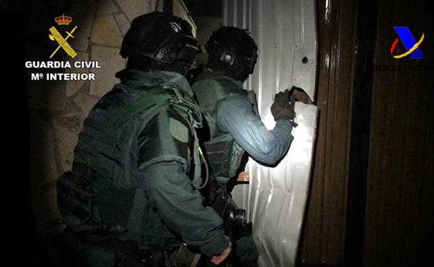 Agentes de la Guardia Civil durante la operación 'Buga-Justel'.