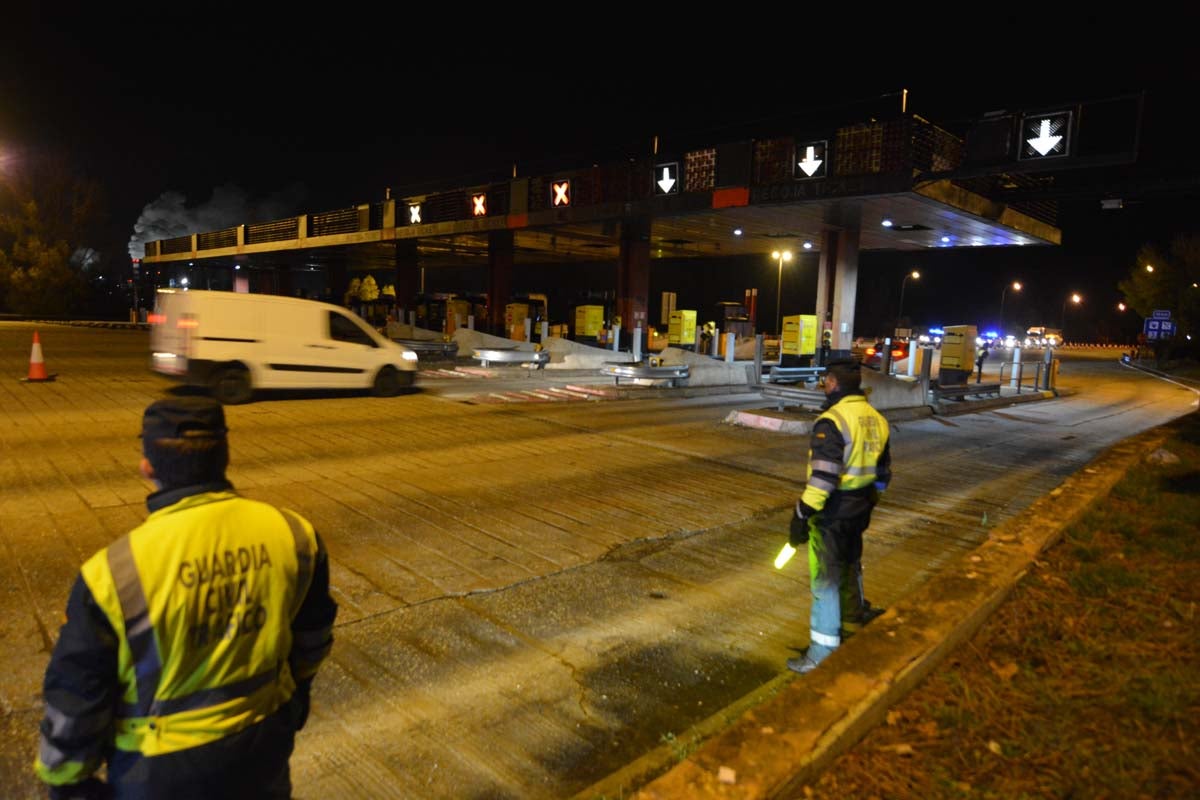 Una hora antes del final oficial de la concesión, los trabajadores de la AP-1 han retirado las barreras, abriendo la vía a la circulación gratuita.