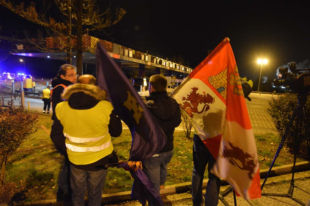 Una hora antes del final oficial de la concesión, los trabajadores de la AP-1 han retirado las barreras, abriendo la vía a la circulación gratuita.